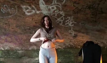 L'uomo si siede sul video erotici in hd viso giovenche e gode 。