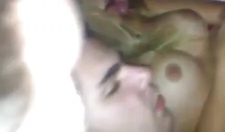 Skinny Krahl si toglie il pigiama e accarezza la erotico film gratis figa dita negli anelli