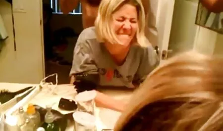 MILF video di film erotici con un giovane fidanzata fabbricazione un Dessert in il cucina e scopata con un amico
