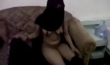 Una ragazza riposa nuda sul film erotici con animali divano per ingoiare facilmente il pene
