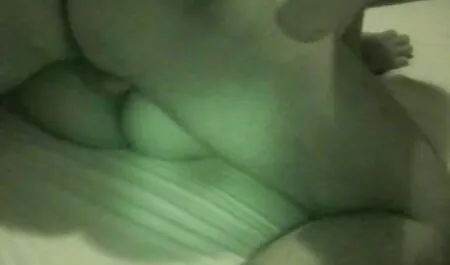 Giovane bionda con sporgenti seni occupato Fisting durante donne nude erotico il sesso lesbico