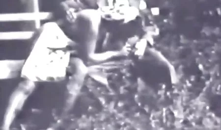 Eretto cazzo e la video film erotici italiani mano noto per penetrare nei fori mature ladies