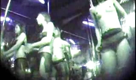 Nuda camminava appoggiandosi con le mani sul divano durante il video erotico hot sesso con il prescelto