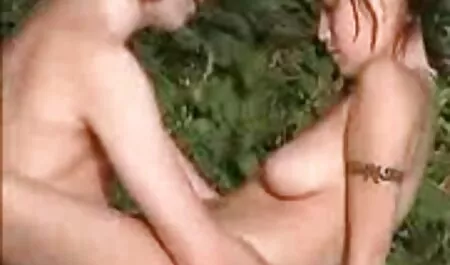 Giovane ragazza in un body nero salito film erotici italiani online su un lettino da massaggio e ha mostrato gambe sexy