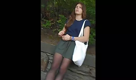 Mamka video erotici privati in tacchi succhia i membri del Negro e l'uomo bianco