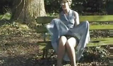 La bruna non poteva resistere all'uomo e scopata con lui cancro davanti al film erotici online gratis divano