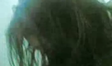 Donna erotic movie gratis snella con grandi seni tirato su con accappatoio e salito su un esperto 。