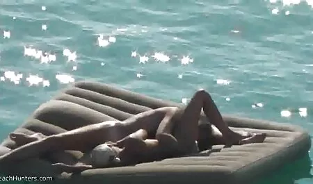 Donna matura in film porno erotici calze nere e tacchi si trova sul letto e diteggiatura figa Dildo enorme