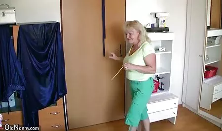 Busty MILF film erotismo gratis in calze bianche si masturba sul letto