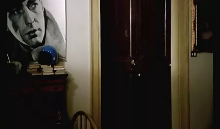Il ragazzo con la maschera ha messo la mano nel tappo cinema erotico gratis dalla fidanzata in lingerie nera