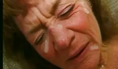 Uno sconosciuto in maschera porta video rrotici gratis a raggiungere l'orgasmo bionda carina
