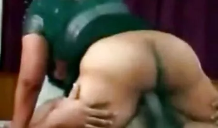 L'uomo in gratis film erotici guanti blu allunga il culo delle donne, strappandole in punto