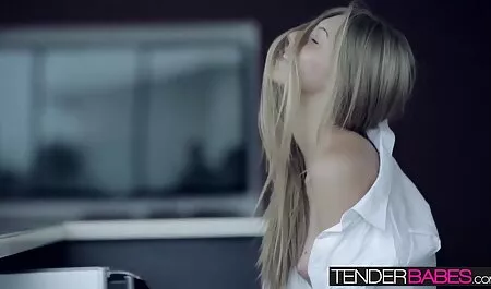 Giovane bruna sul divano in pelle dormito gentiluomo e ha preso il cum per video erotici veri le labbra