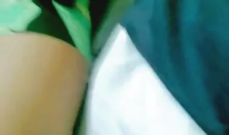 Il modello nero video film erotici completi prende lingerie prima del sesso con Doppia penetrazione