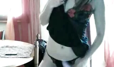 MILF in abito aperto solleva una filmerotici italiani gamba e brilla 。