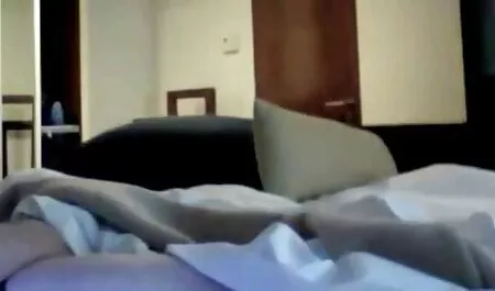 Procace video erotici gratis ragazza asiatica ha dormito su un massaggio gonfiabile e l'uomo