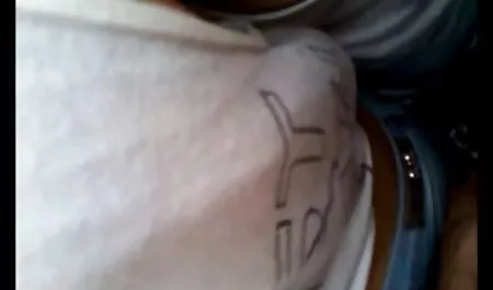 Un video erotici lesbiche uomo nero strisce, Attraente Bruna con gli occhiali e насаживает su un grosso cazzo