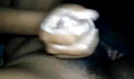 L'uomo strofinò il pene eretto nella Vagina della video erotico gratuito ragazza in bagno
