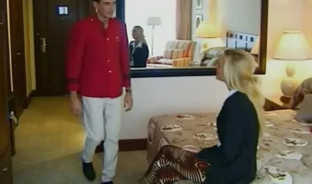 Il uomo in Il auto scopa maturo donna film erotici francesi video con occhiali e Cums in lei