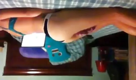 Молодуха massaggi xxx tira fuori le mutandine e abbassa fighe sul cazzo artificiale