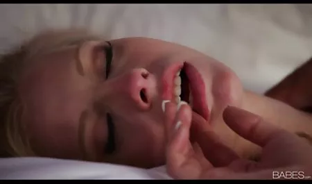 Bellezza ha mostrato culo durante pompino e ha dato video erotici italiani in un punto sulla strada