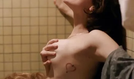 Donna russa in gonna video eotici gratis e nero Stringtanga scopata con un ragazzo sul pavimento