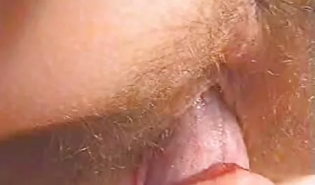 MILF nudo con un orecchino sulla figa, scopa con l'uomo in un punto sul massaggio erotico gratis letto
