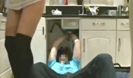 Uomo si inginocchia vicino al divano e dà film erotici italiani video donna bionda cazzo succhiare