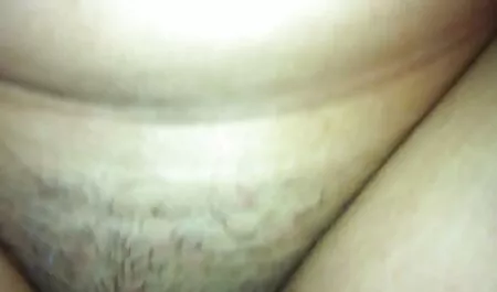 Ballerina vicino alla finestra sollevò la gonna per mostrare la fica pelosa video erotici free