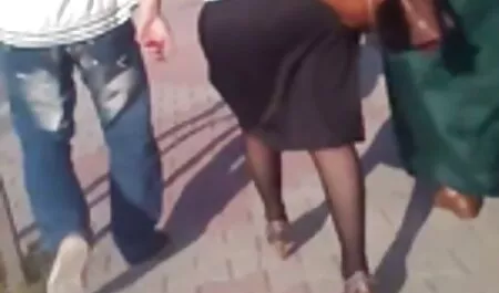 Ragazza si spoglia nuda e mostra il corpo, seduto sul video erotico pornografico pavimento