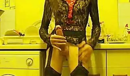 Moglie strisce nudo e prende in il video hot erotici cap da sesso giocattoli