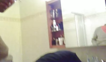 L'uomo delicatamente penetrato con il suo pene in punto fica, ha giocato con film erotico lesbico lui con le dita
