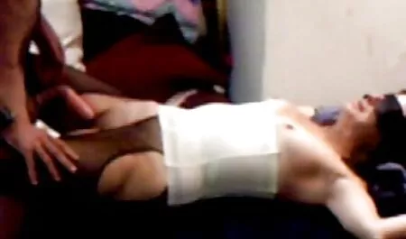 La bellezza video erotici gratuiti seminuda abbassa il punto sulla coda dopo l'estrazione