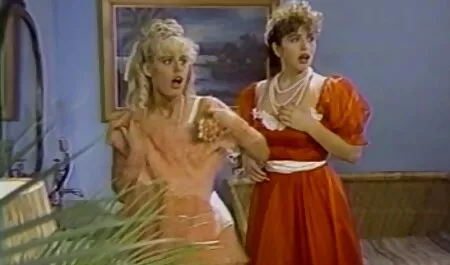 Una procace civettuola fatta da sola, con film erotici italiani gratis gli stand