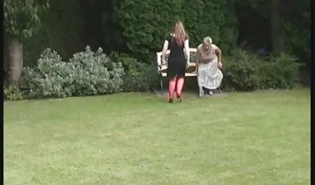 MILF con grandi filmerotici gratis tette mostra il suo fascino e diteggiatura figa sulla macchina fotografica