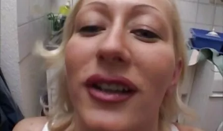 Una donna matura in pantaloncini blu massaggi erotici free prende un grosso cazzo хахаля nel cappello
