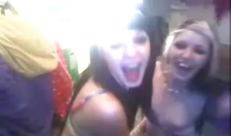 Una prostituta ha semplicemente xxx massaggi erotici e video porno di popular massaggio sensuale servizi sessuali che il cliente sul divano