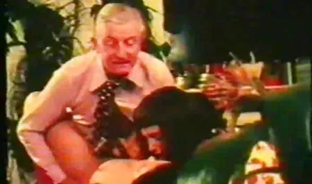 Il vecchio uomo gode il momento e unità cazzo in il femminile video porno film erotici studente cap off dopo 。