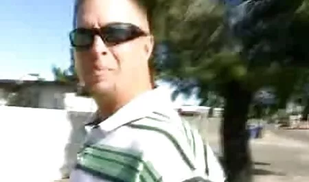 Grassa Baba massaggio erotico gratis ama guardare porno e masturbandosi da solo
