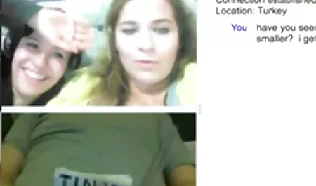 Ragazza con un grande culo si alzò cancro davanti al divano e video erotici romantici si diede amico