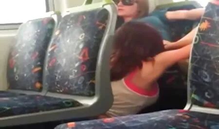 Sesso Vaginale video erotici completi sulla poltrona con il pulcino con seni naturali