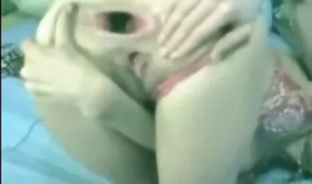 MILF con labbra rosse tirato gonna e top film erotici trans figura per mostrare