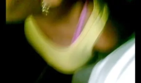 Телочка Con Tette video erotico cinese piccole e in collant neri in posa sul letto