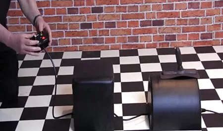 Donna grassa con seni appesi si inginocchia e video erotico gratuito succhia il coniuge