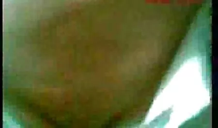 Giovane ragazza con video erotici completi i capelli lunghi ha preso il Dildo e metterlo nel tappo sul pavimento