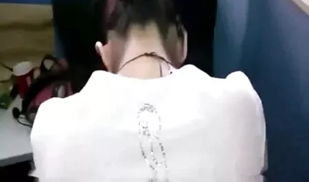 La ragazza con le trecce succhia video erotici stupro in bagno e scopa sul letto con un uomo