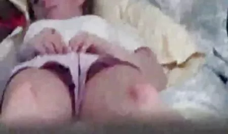 Slut con peloso пиздой allarga la sua free film erotici figa labbra sul Casting