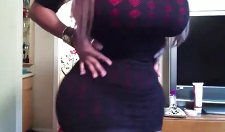 Nudo bionda si trova sul pavimento e lecca pene di video casalinghi erotici gomma