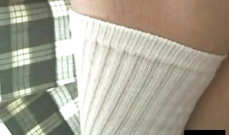 Donna matura con massaggi hard gratuiti enorme дойками posa in vestaglia sul letto