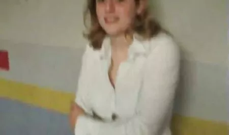 Attraverso un buco nei pantaloni bruna in maschera si fa Fisting filmerotici italiani e accarezzando la Vagina